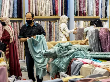 Aktivitas jual beli bahan kain di Pasar Tanah Abang, Jakarta, Kamis (1/4/2021). Kemenperin ingin meningkatkan daya saing industri Tekstil dan Produk Tekstil (TPT) nasional, salah satunya dengan berupaya mengurangi ketergantungan terhadap bahan baku tekstil impor. (Liputan6.com/Johan Tallo)