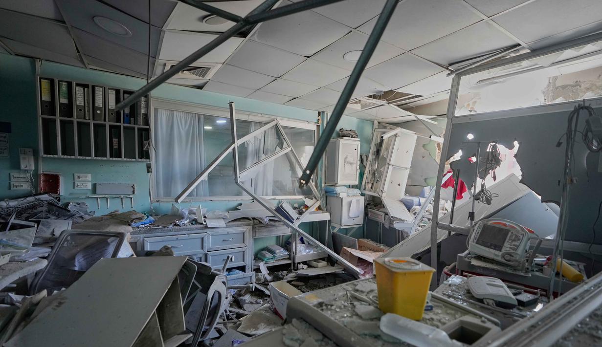 Laboratorium di Rumah Sakit Jabal Amel rusak, menyusul serangan udara Israel pada Senin (1/6) yang menghantam gedung di dekatnya, di kota pelabuhan selatan Tyre, Lebanon, Selasa 2 Juni 2026. (AP Photo/Mohammed Zaatari)