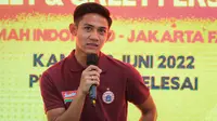 Pemain Persija Jakarta, Firza Andika memberikan pernyataan saat Meet and Greet bersama tim Persija Jakarta di Jakarta Fair Kemayoran (JFK), Jakarta, Kamis (30/06/2022). (Bola.com/Bagaskara Lazuardi)