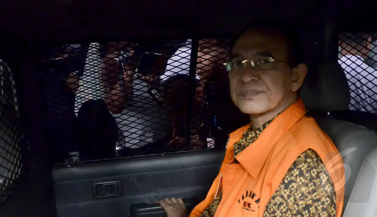 Mantan Menteri Agama Suryadharma Ali memasuki mobil tahanan yang telah menjemputnya usai menjalani pemeriksaan di KPK, Jakarta, Selasa (21/4/2015). SDA diperiksa sebagai tersangka kasus penyelenggaraan haji tahun 2012-2013.(Liputan6.com/Yoppy Renato)