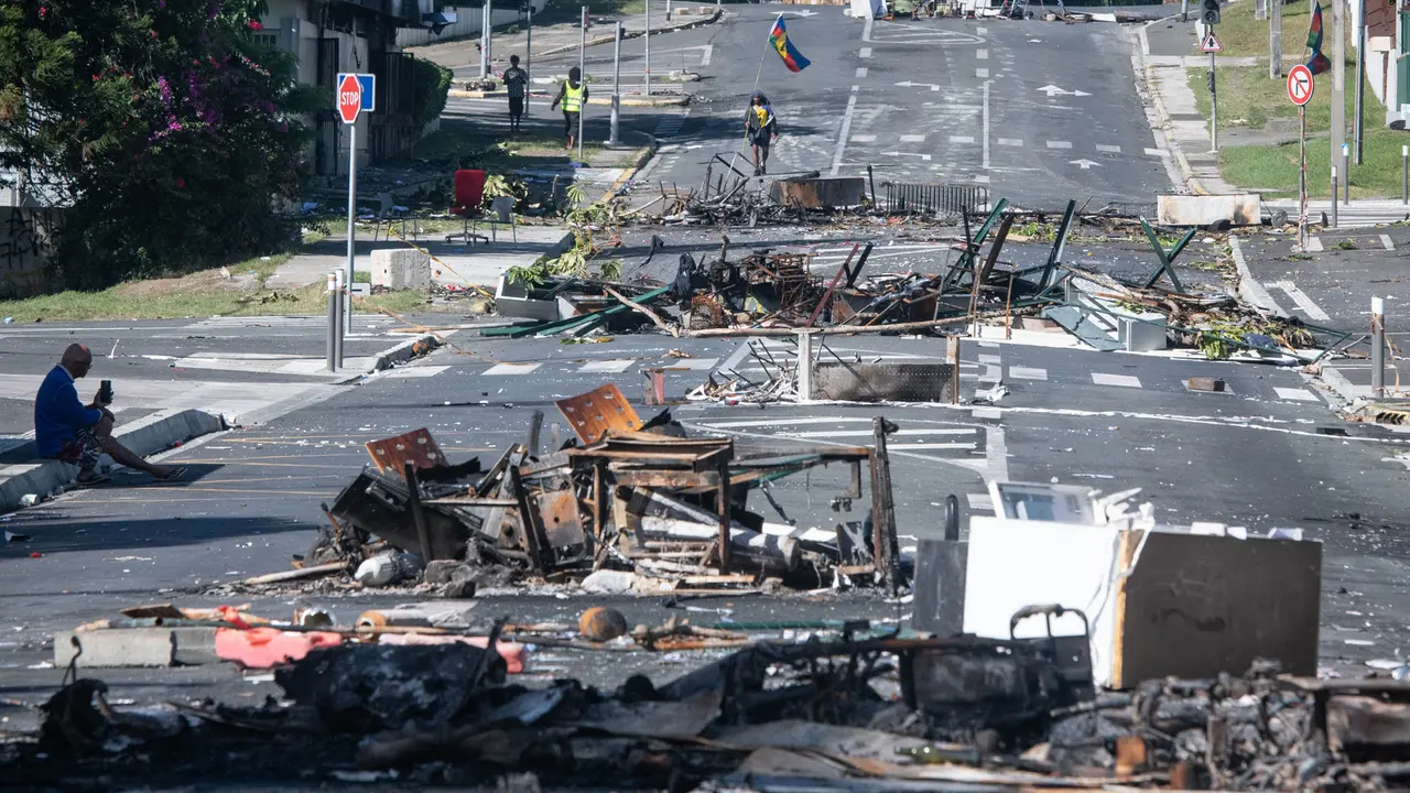 Rusuh Kaledonia Baru, Puing dan Sisa Barang Terbakar Blokir Jalan di distrik Magenta Noumea