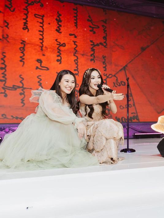 Selain duet dengan Arsy, Mahalini juga membagikan potretnya dengan Aaliyah Massaid. Keduanya tampil menawan, Mahalini pakai gaun berwarna emas, sedangkan Aaliyah terlihat mengenakan dress berwarna hijau muda. Mereka tampil memukau menyanyikan lagu 'Lupakan Cinta' milik Rossa. (Liputan6.com/IG/@mahaliniraharja)