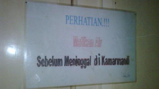 6 Pemberitahuan Kocak di Toilet Umum Ini Bikin Senyum Tipis