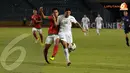 Pemain belakang Indonesia M Roby (16) berusaha menahan laju serangan pemain Irak M Karrar saat laga kualifikasi Piala Asia 2015 (Liputan6.com/Helmi Fithriansyah)