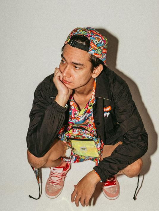 FOTO: Gaya Adipati Dolken Pakai Topi, Tampil Trendi - Hot Liputan6.com