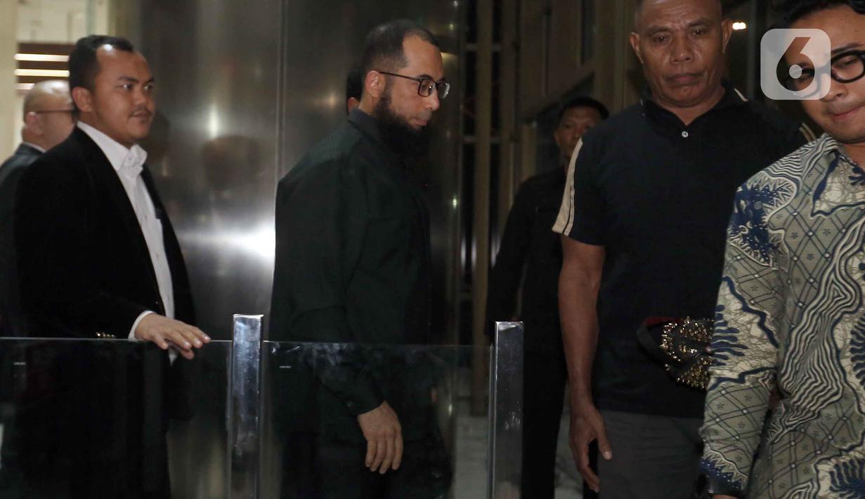 Hingga kini, penyidik KPK masih terus mendalami dugaan penyimpangan dalam pembagian 20.000 kuota haji tambahan dari pemerintah Arab Saudi yang diduga tidak dikelola sesuai aturan di Kementerian Agama. Tampak dalam foto, Direktur/Pemilik PT Zahra Oto Mandiri (Uhud Tour) yang juga pendakwah, Khalid Zeed Abdullah Basalamah (kedua kiri), usai menjalani pemeriksaan di Gedung Merah Putih Komisi Pemberantasan Korupsi (KPK), Jakarta, Kamis (23/4/2026). (Liputan6.com/Helmi Fithriansyah)