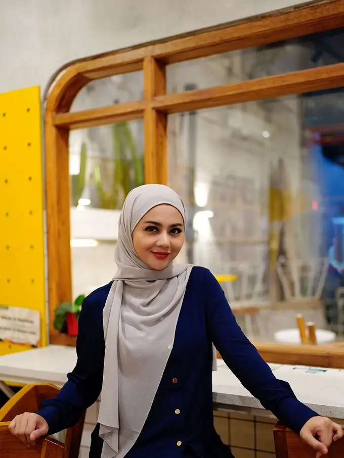 Jenita Janet berhijab