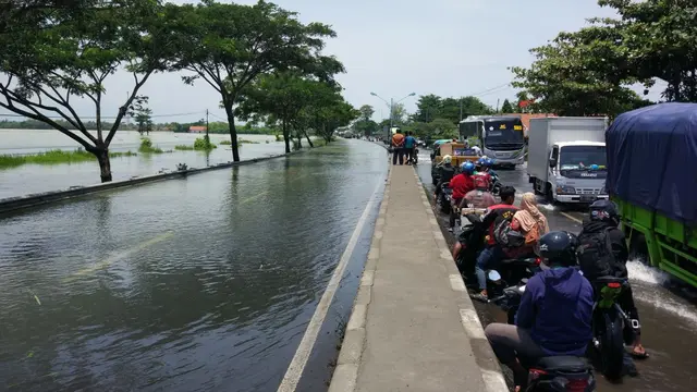 Tanggul 2 Sungai Jebol, Jalur Pantura Barat Lumpuh