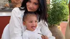 Kompaknya Kylie Jenner dan Stormi Webster memakai baju putih. Melalui akun Instagramnya, Kylie Jenner mengumuman lahirnya Stormi Webber pada tanggal 1 Februari 2018 (Liputan6.com/IG/@kyliejenner).