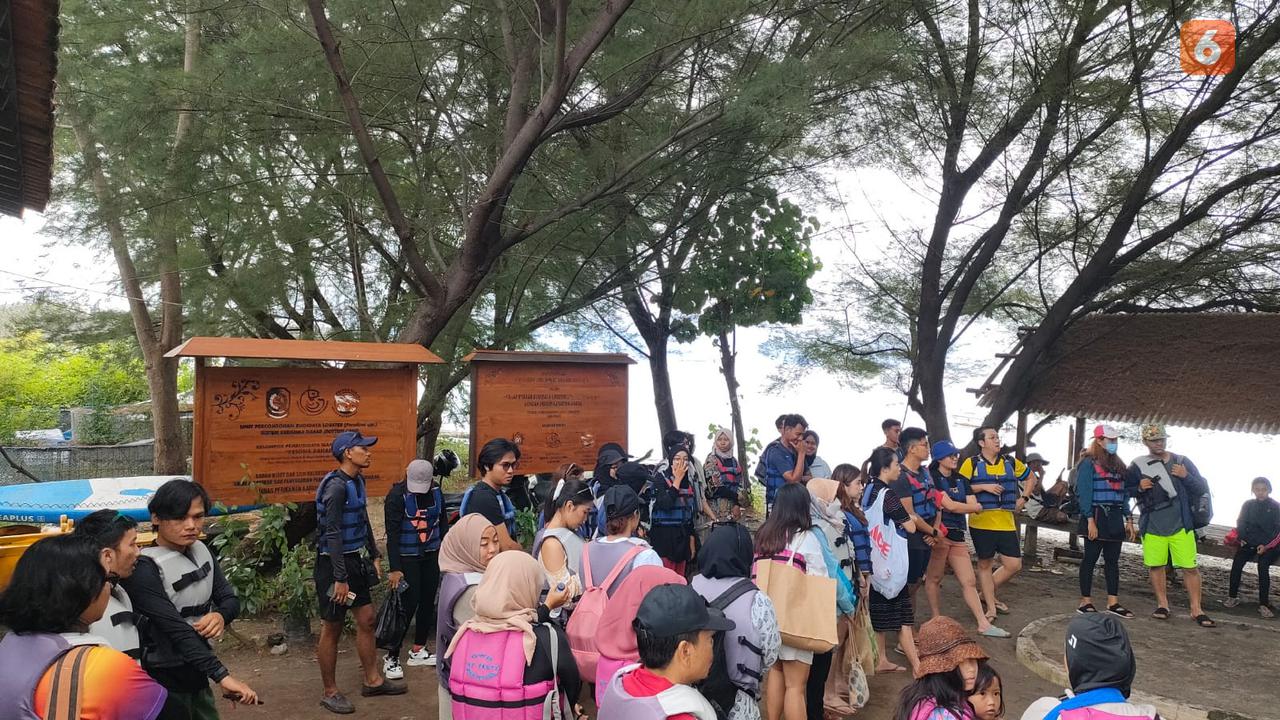 Ribuan wisatawan kunjungi destinasi wisata  Pantai Grand Watu Dodol (GWD) Banyuwangi selama libur Hari Raya Idul Fitri. (Hermawan Arifianto/Liputan6.com)
