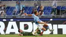 Pemain Brescia, Andrea Papetti berebut bola dengan striker Lazio, Ciro Immobile pada laga pekan ke-37 Liga Italia di Stadion Olimpico, Rabu (29/7/2020). Lazio menaklukkan tamunya Brescia dengan skor 2-0. (AP Photo/Riccardo De Luca)