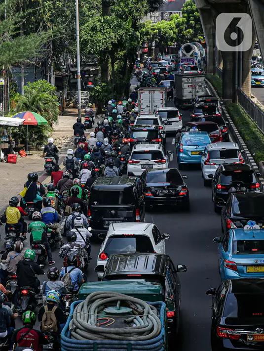 Kendaraan terjebak macet di Jalan Kapten Tendean, Mampang Prapatan, Jakarta, Senin (7/6/2021). Kemacetan arus lalu lintas dari arah Jalan Kapten Tendean menuju kawasan Blok M disebabkan penyempitan jalan karena adanya proyek galian SJUT yang memakan sebagian badan jalan. (Liputan6.com/Faizal Fanani)