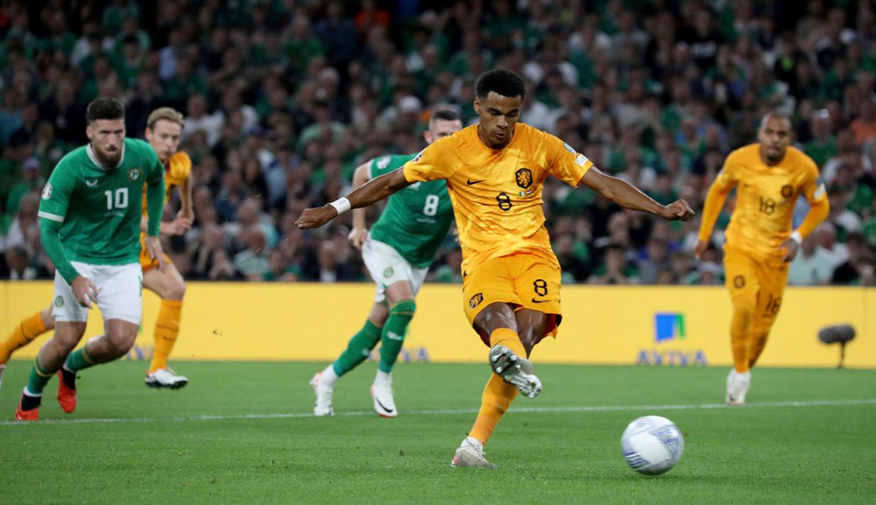 Cody Gakpo yang menjadi algojo sukses menaklukkan Bazunu sehingga skor kembali sama kuat 1-1. (Donall Farmer/PA via AP)