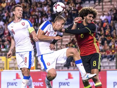 Pemain Belgia, Marouane Fellaini (kanan) berduel dengan pemain Republik Ceko, Tomas Soucek,  Vladimir Darida pada laga persahabatan di King Baudouin stadium, Brussels, (5/6/2017). (AP/Geert Vanden Wijngaert)