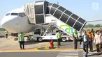 Menteri ESDM Ignasius Jonan saat turun dari pesawat di Bandara Adisutjipto, Yogyakarta, Minggu (6/5). Angkasa Pura I yang mengelola 13 bandara di Indonesia mencatat kenaikan jumlah penumpang. (Merdeka.com/Arie Basuki)