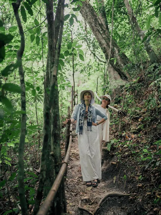 8 Ide Style Liburan Raline Shah Pakai Tenun Ikat Sumba, Bikin Tampilan Stylish dan Kekinian