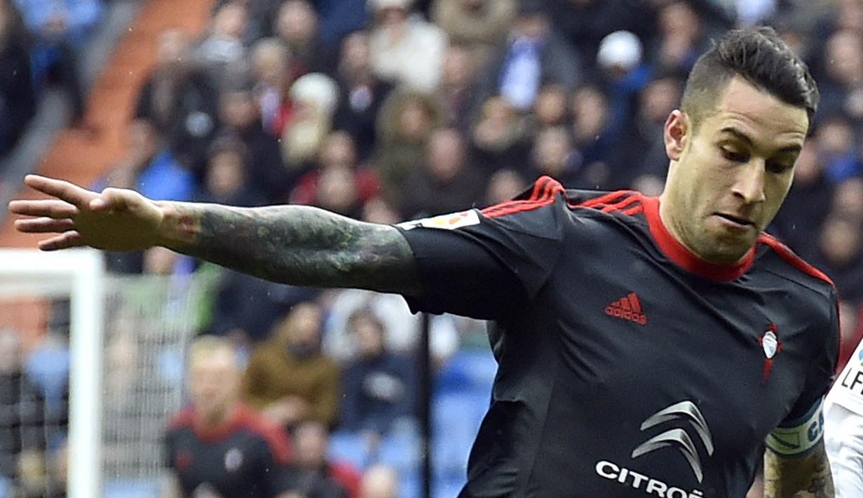 Pemain Celta Vigo, Hugo Mallo mencetak satu gol saat timnya menang atas tuan rumah Valencia di Stadion Mestalla, Pada Lanjutan La Liga Spanyol,Senin (21/3/2016) dini hari WIB. (AFP/Gerard Julien)