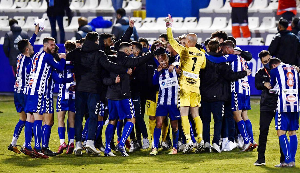 Para pemain Alcoyano melakukan selebrasi usai menaklukkan Real Madrid pada laga Copa del Rey di Stadion El Collao, Rabu (20/1/2021). Real Madrid takluk dengan skor 2-1. (AP/Jose Breton)