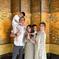 Mulai dari Bunga Citra Lestari hingga Ashanty, berikut gaya kompak keluarga artis rayakan Idul Adha 2025. [@mrsayudewi].
