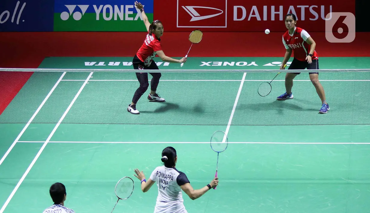Pebulu tangkis ganda putri Indonesia Lanny Tia Mayasari/Ribka Sugiarto (atas) saat bertanding melawan ganda putri India Tanisha Crasto/Ashwini pada babak 16 besar Daihatsu Indonesia Masters 2023 di Istora Senayan, Jakarta, Kamis (26/1/2023). Pasangan Lanny/Ribka terhenti di babak 16 besar Indonesia Masters 2023 dengan skor 19-21, 21-18, dan 23-21. (Liputan6.com/Herman Zakharia)