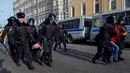 Polisi Rusia menangkap pengunjuk rasa dalam protes anti-korupsi di pusat kota Moskow, Minggu (26/3). Alasan penahanan adalah aksi demo disebut ilegal karena dilakukan tanpa mengajukan perizinan resmi kepada otoritas keamanan Rusia. (Alexander UTKIN/AFP)