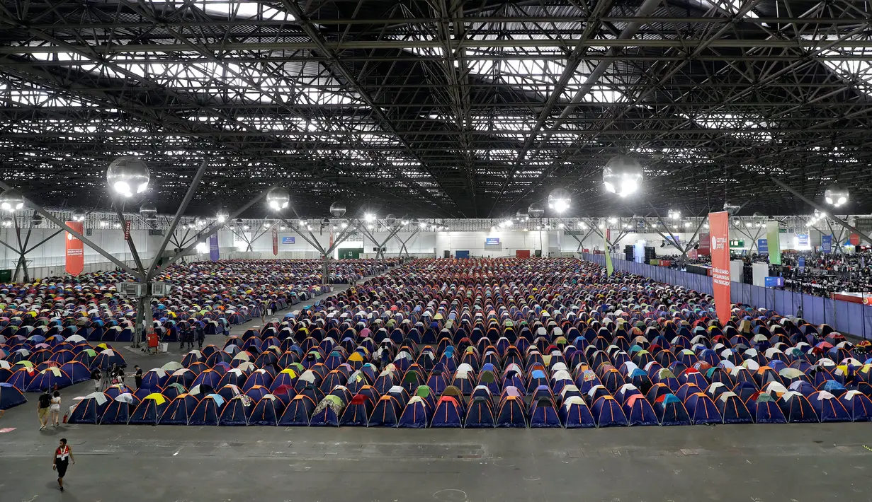 Tenda menyelimuti area berkemah di Festival Teknologi Campus Party di Sao Paulo, Brasil, Rabu (31/1). Campus Party adalah festival teknologi 24 jam tahunan. (AP Photo/Andre Penner)