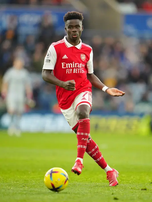 Pemain Arsenal Bukayo Saka menggiring bola saat melawan Leicester City pada pertandingan sepak bola Liga Inggris di The King Power Stadium, Leicester, Inggris, 25 Februari 2023. Arsenal mengalahkan Leicester City dengan skor 1-0. (AP Photo/Jon Super)