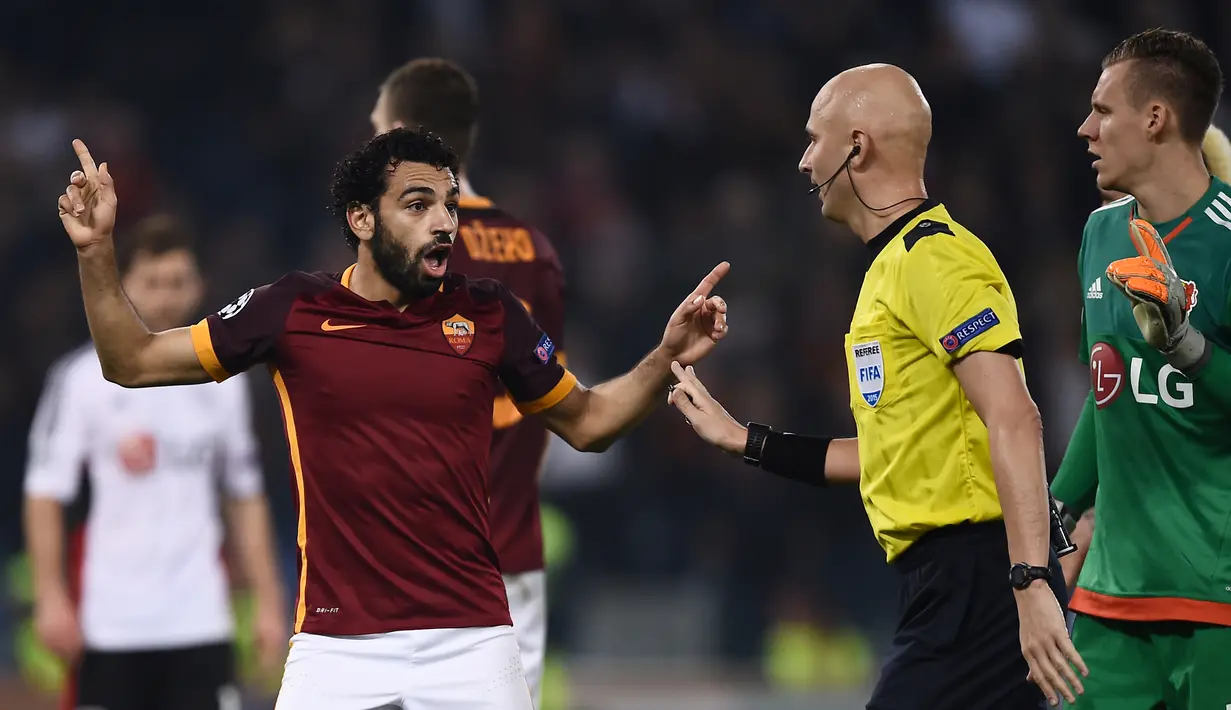 Pemain AS Roma, Mohamed Salah, memprotes keputusan wasit dalam laga Grup E Liga Champions di Stadion Olimpico, Roma, Kamis (5/11/2015) dini hari WIB. (AFP Photo/Filippo Monteforte)
