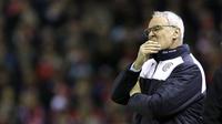 Pelatih Leicester City, Claudio Ranieri, meminta timnya bangkit saat berhadapan melawan Manchester City, Rabu (30/12/2015) dini hari WIB. (Reuters/Carl Recine)
