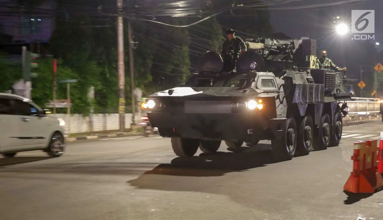 Kendaran taktis tempur TNI melintas di sekitar perempatan jalan Imam Bonjol dekat Gedung KPU RI, Jakarta, Senin (20/5/2019). Jelang penetapan Presiden dan Wakil Presiden terpilih pada Pemilu 2019, jalan Imam Bonjol di sterilkan hingga 25 Mei mendatang. (Liputan6.com/Helmi Fithriansyah)