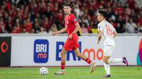 Gelandang Timnas Indonesia, Ivar Jenner, menguasai bola dibayangi gelandang Vietnam, Nguyen Thai Son pada laga Grup F kualifikasi Piala Dunia 2026 Zona Asia di Stadion Utama Gelora Bung Karno (SUGBK), Senayan, Jakarta, Kamis (21/3/2024). (Bola.com/Bagaskara Lazuardi)