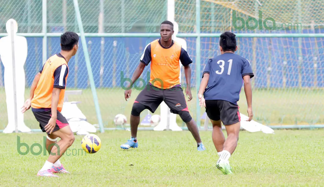 Pemain T-Team, Abdoulaye Maiga (tengah) saat berlatih di Lapangan Gong Badak, Kuala Terengganu, Malaysia, Selasa (26/01/2016). (Bola.com/Nicklas Hanoatubun)