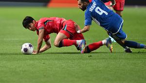 Pemain Korea Selatan Jeon Jin-woo (kiri) berebut bola dengan pemain Kuwait Ahmad Zanki (kanan) dalam pertandingan sepak bola Kualifikasi Piala Dunia 2026 zona Asia Grup B antara Korea Selatan dan Kuwait di Seoul pada 10 Juni 2025. (Jung Yeon-je / AFP)