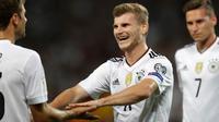 Penyerang Jerman, Timo Werner melakukan selebrasi usai mencetak gol ke gawang Norwegia pada grup C Kualifikasi Piala Dunia 2018 di Stuttgart, Jerman,(4/9). Jerman menang telak atas Norwegia 6-0. (AP Photo/Matthias Schrader)