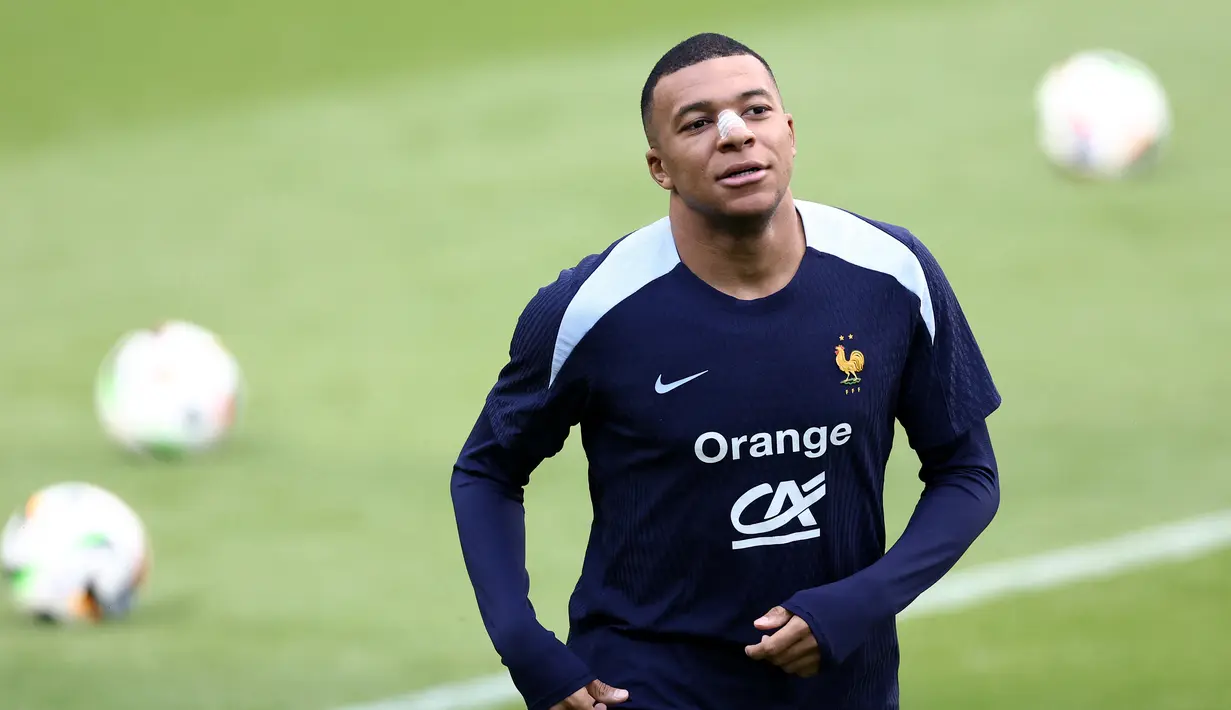 Kylian Mbappe kembali berlatih bersama timnas Prancis pada hari Rabu - untuk pertama kalinya sejak mengalami patah hidung pada laga pembuka Euro 2024. (FRANCK FIFE / AFP)