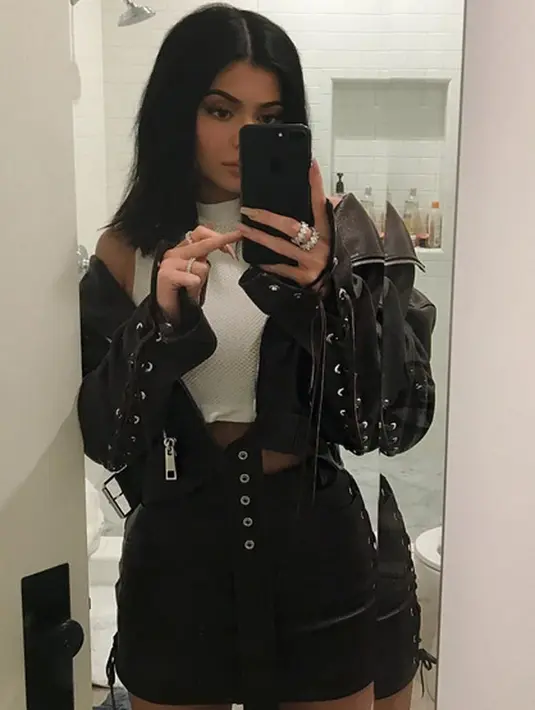 Kabar kehamilan ini sungguh menjadi sorotan publik dan tentunya menimbulkan banyak komentar tak mengenakan. Tak sedikit warga net yang mengatakan bahwa mereka sudah mengira Kylie akan hamil di luar nikah. (Instagram/Kyliejenner)