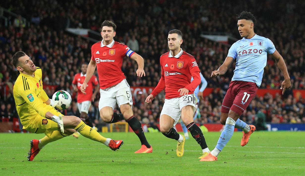 Saat babak kedua berjalan tiga menit, Aston Villa mampu unggul 1-0 mealui gol Ollie Watkins. Gol dicetak lewat skema serangan balik usai serangan Manchester United putus di tengah jalan. (AFP/Lindsey Parnaby)