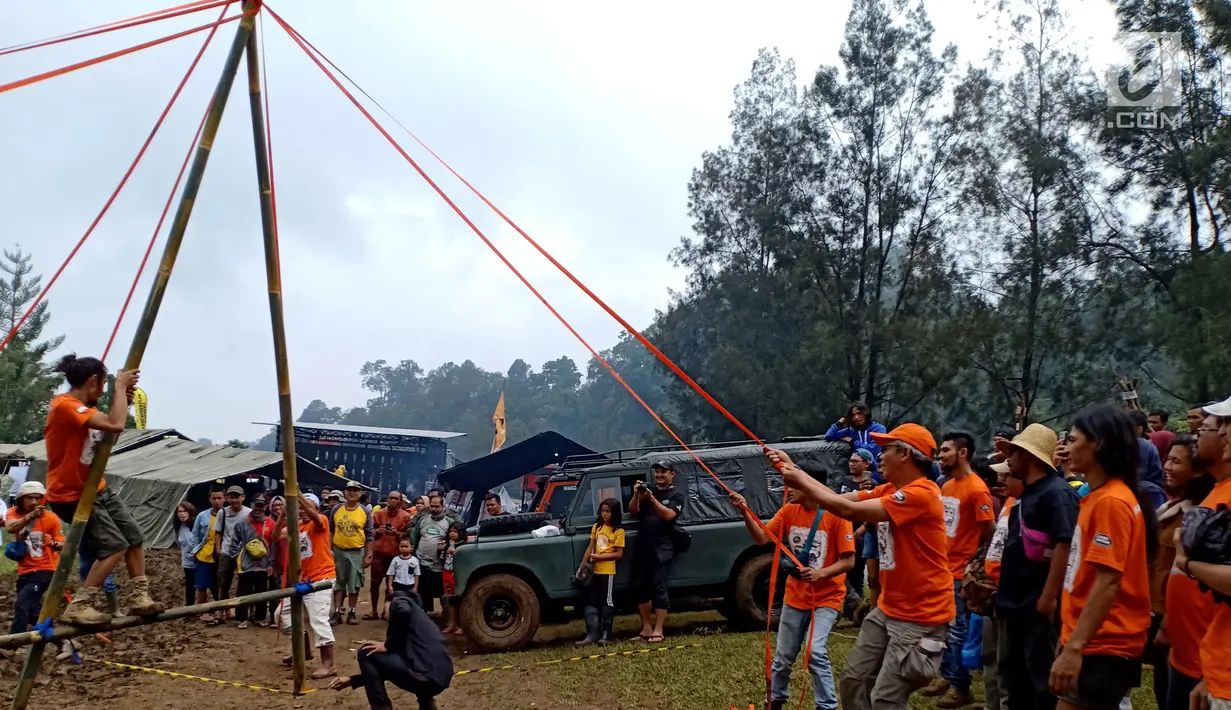 Pemilik dan pecinta Land Rover yang tergabung dalam ILRU ketika mengikuti game pada kamping bersama di kaki Gunung Gede Pangrango, Bogor, Jawa Barat, Sabtu (22/12). Kegiatan ini sebagai ajang silaturhmi. (Liputan6.com/Pool/ILRU)