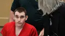Ekspresi tersangka penembakan massal Nikolas Cruz saat mengikuti sidang di Broward Courthouse, Fort Lauderdale, Florida, Selasa (15/1). Cruz menyerang SMA Marjory dan menewaskan 17 orang. (Amy Beth Bennett/South Florida Sun-Sentinel via AP, Pool)