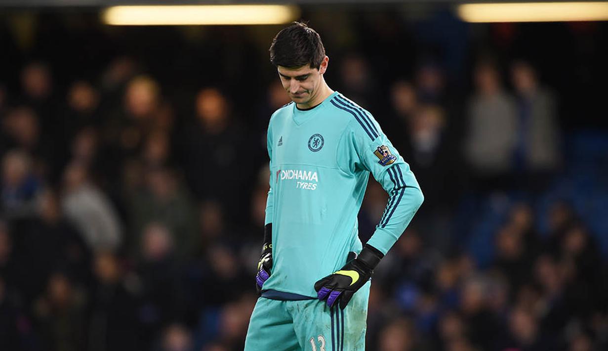 Kiper Chelsea, Thibaut Courtois, tertunduk lesu usai kebobolan saat melawan Bournemouth pada laga Liga Premier Inggris di Stadion Stamford Bridge, Inggris, Sabtu (5/12/2015). (Reuters/Tony O'Brien)