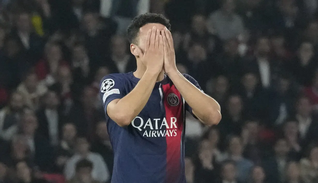 PSG kalah tipis 0-1 setelah tandukan Mats Hummels menjebol gawang Gianluigi Donnarumma. (AP Photo/Frank Augstein)