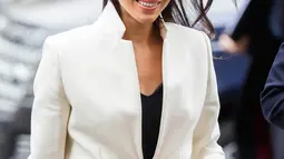 Tunangan Pangeran Harry, Meghan Markle menghadiri acara The Commonwealth Day Service di Westminster Abbey, London, Senin (12/3). Pada kesempatan itu, Meghan Markle tampak cantik dengan balutan coat warna putih rancangan Amanda Wakeley. (AP Photo)