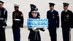 Pasukan PBB membawa kotak berisi jenazah yang diyakini sebagai tentara Amerika Serikat (AS) yang tewas selama Perang Korea pada tahun 1950-1953 di Pangkalan Udara Osan, Pyeongtaek, Korea Selatan, Jumat (27/7). (Kim Hong-Ji/Pool Photo via AP)