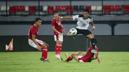 Di awal laga, Rachmat Irianto dan kawan-kawan langsung mengambil alih kontrol permainan, sementara Timor Leste lebih banyak bertahan untuk sesekali melancarkan serangan balik. (Bola.com/Maheswara Putra)