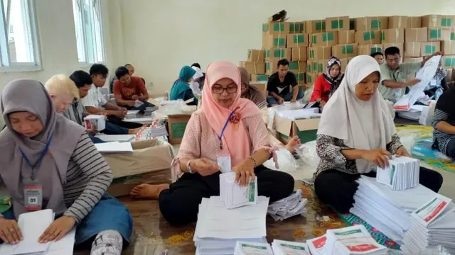 Ratusan orang menjadi petugas pelipat surat suara di Banyumas, Jawa Tengah (Foto: Liputan6.com/KPU Banyumas/Muhamad Ridlo)