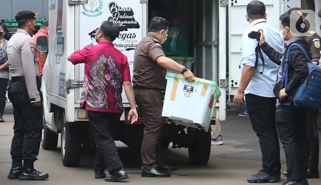 Petugas membawa barang bukti kasus pembunuhan berencana Brigadir J saat proses pelimpahan tahap dua kasus tersebut di Gedung Kejaksaan Agung, Jakarta, Rabu (5/10/2022). Penyidik Bareskrim Polri menyerahkan barang bukti beserta kesebelas tersangka kepada Kejaksaan Agung terkait kasus pembunuhan berencana Brigadir J dan obstruction of justice yang menjerat mantan Kadiv Propam Ferdy Sambo sebagai tersangka. (Liputan6.com/Herman Zakharia)