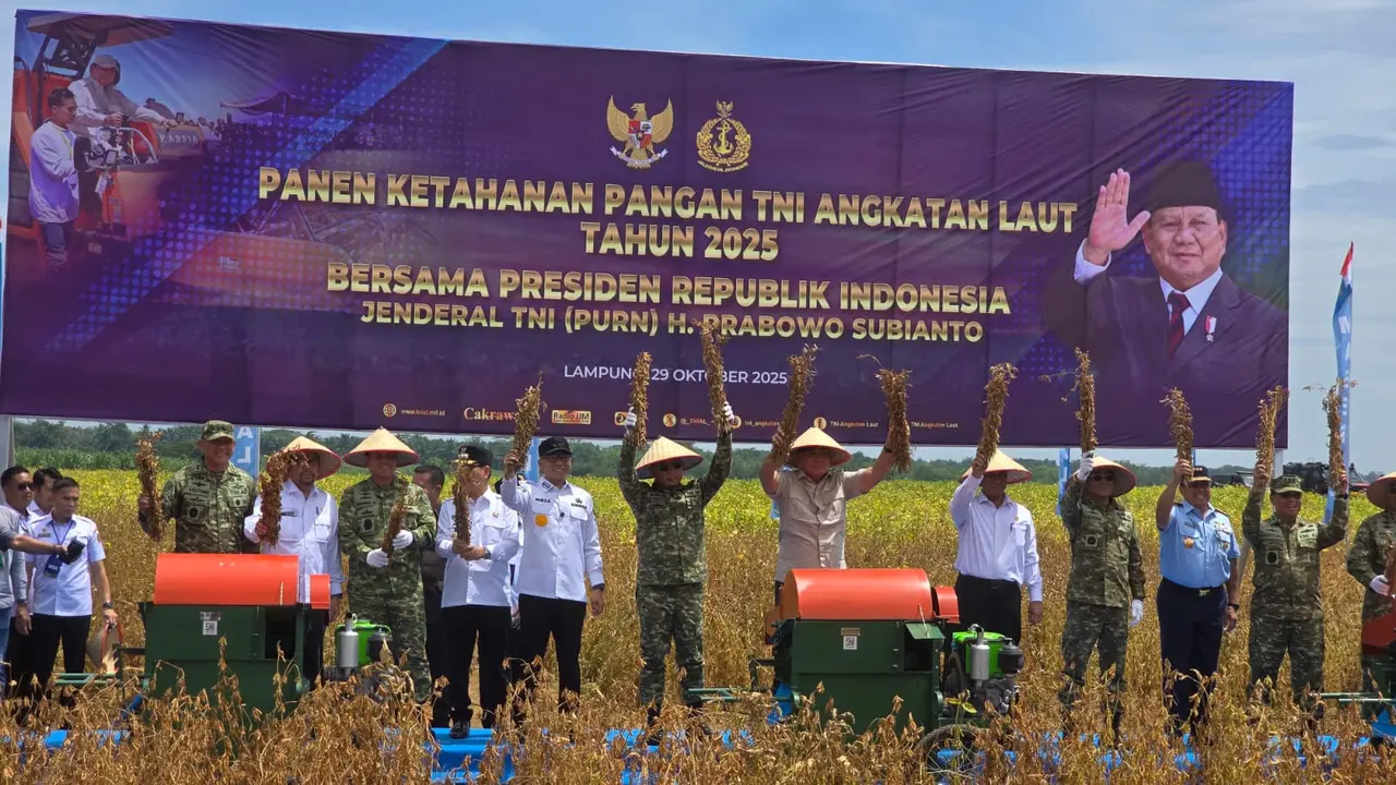 KASAL Laksamana TNI Dr Muhammad Ali, Menhan Sjafrie Sjamsoeddin, Menteri Pertanian (Mentan) Amran Sulaiman, Panglima TNI Jenderal Agus Subiyanto gelar panen raya kedelai.