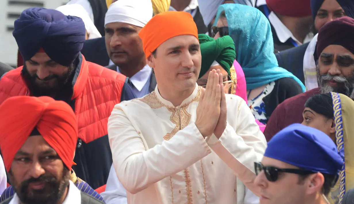 Perdana Menteri Kanada Justin Trudeau memberi penghormatan di Kuil Emas SSikh di Amritsar, India (21/2). Trudeau dan keluarganya sedang dalam perjalanan resmi selama seminggu ke India. (AFP Photo/Narinder Nanu)