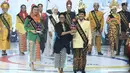 Ibu Retno Marsudi Menteri Luar Negeri Indonesia tampil tetap casual menggunaka kebaya model kutu baru hitam dengan kain motif catur. Dok Instagram @retno_marsudi