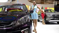 Sales Promotion Girls (SPG) atau model bersanding di samping mobil Daihatsu  pada pembukaan GIIAS 2018 di ICE BSD, Tangsel, Kamis (2/8). Acara GIIAS 2018 sendiri akan digelar hingga 12 Agustus mendatang. (Liputan6.com/Fery Pradolo)